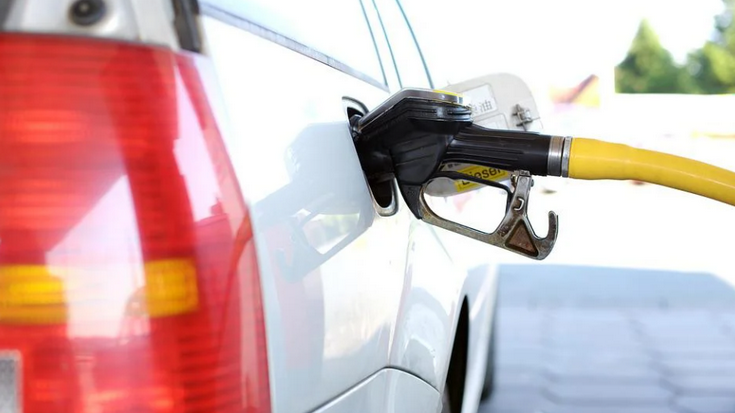tankování benzinu a nafty
